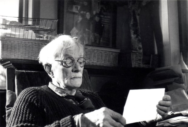 survivor 16Another of HW reading TEL letter in Hut